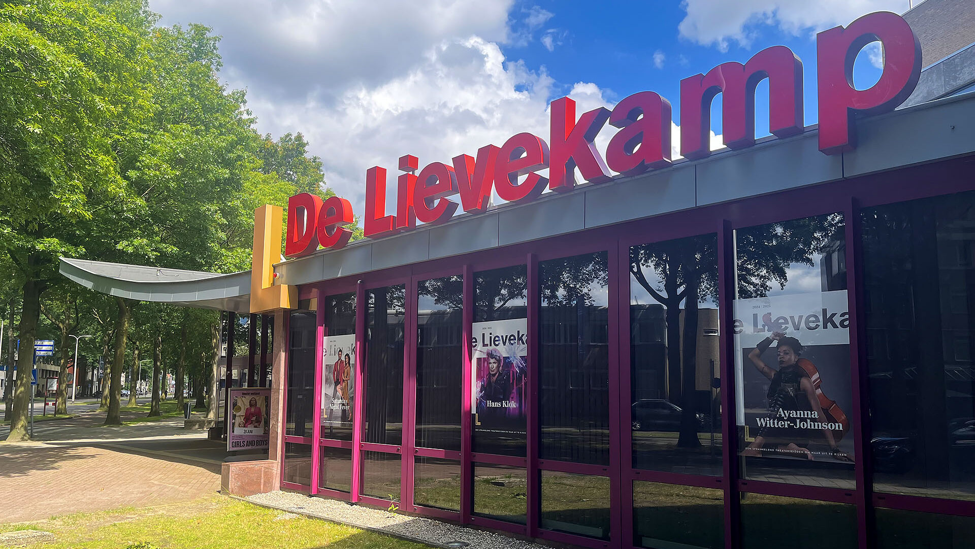 Liefde in de spotlights: Theaterschool Oss raakt harten met voorstelling Love me Tender