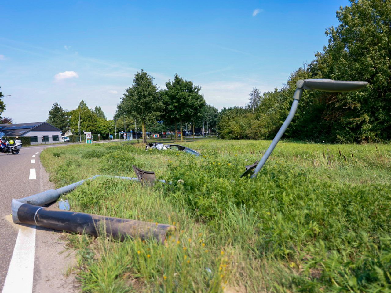 Auto ramt lantaarnpaal en eindigt in sloot Geffen, bestuurder aangehouden
