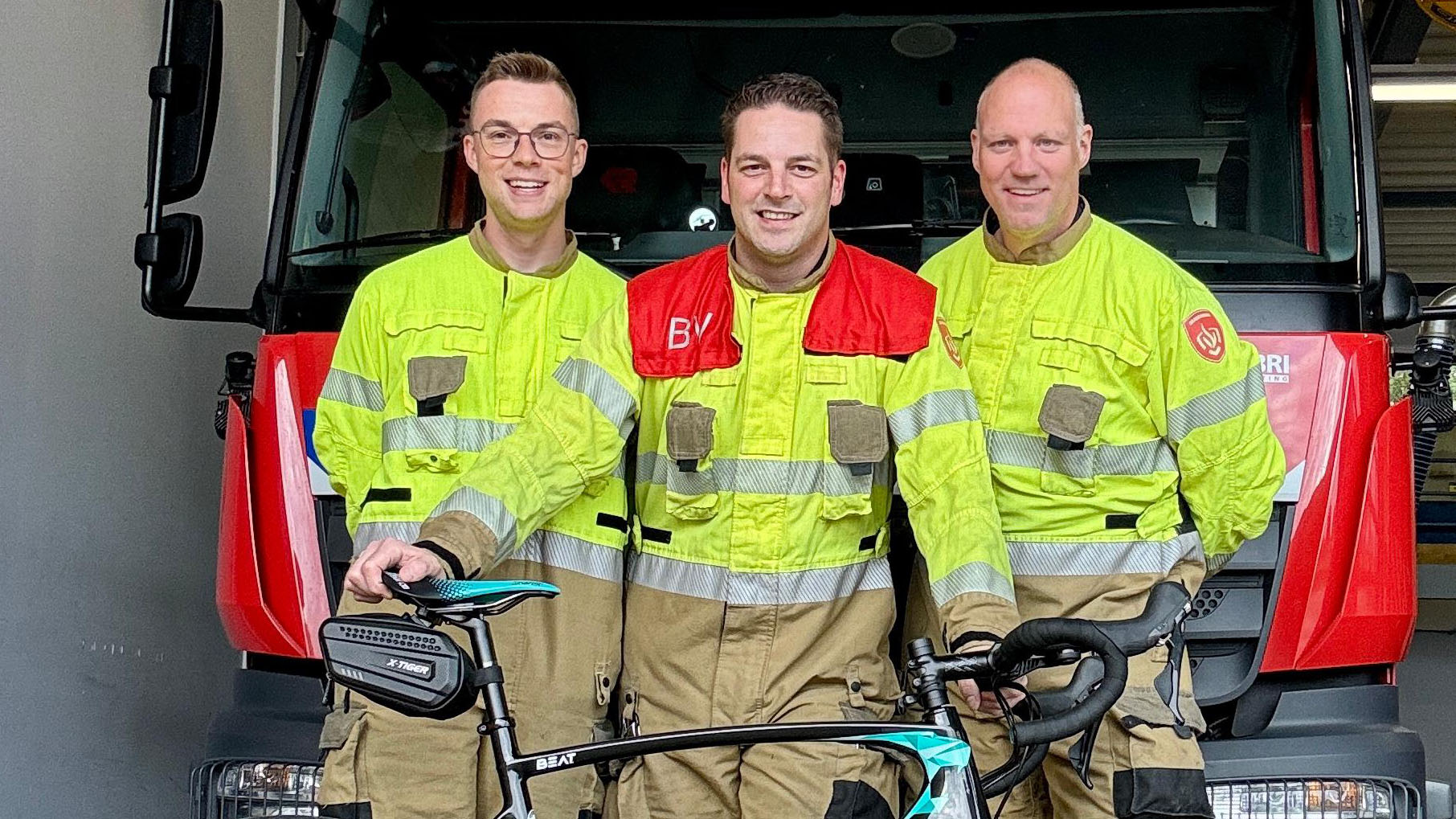 Geffense brandweermannen fietsen naar Maastricht voor het goede doel