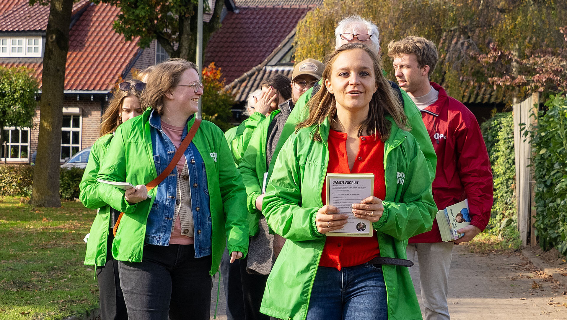 Jade van der Linden voert met GroenLinks-PvdA huis aan huis campagne in 'haar' Ravenstein