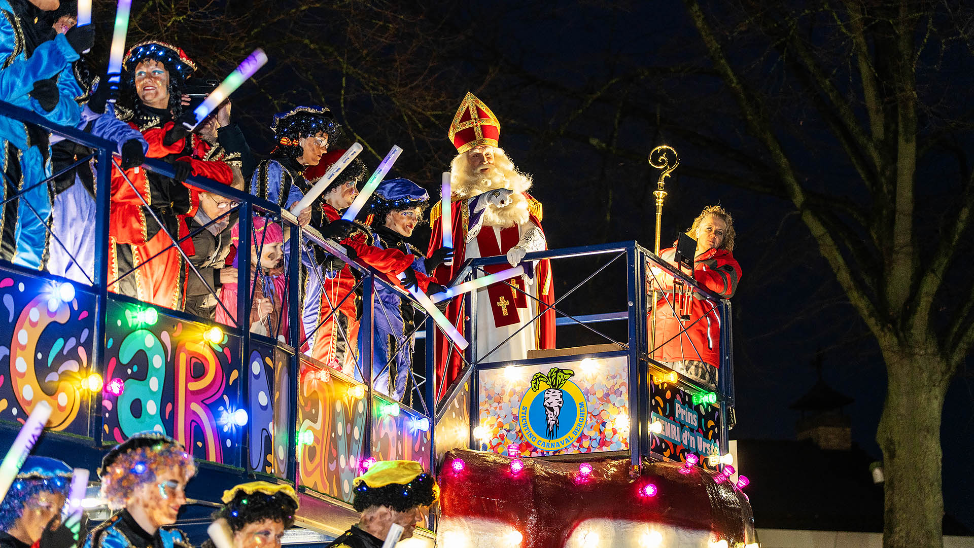 Verlichte Sinterklaasintocht in Berghem trekt duizenden toeschouwers