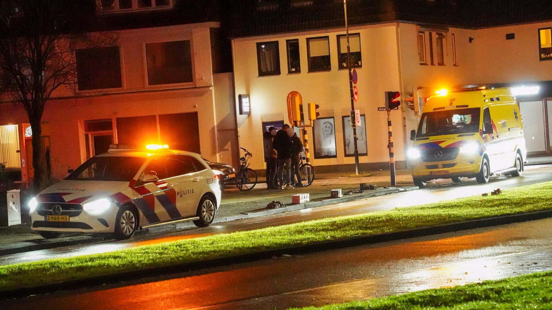 Fietser valt door gladheid in centrum Oss